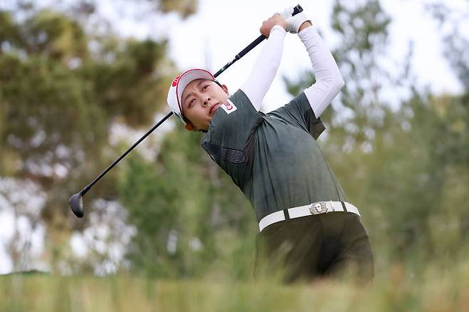 [노스라스베이거스=AP/뉴시스] 김효주가 2일(현지 시간) 미 네바다주 노스라스베이거스의 섀도 크리크 골프클럽에서 열린 미국여자프로골프(LPGA) 투어 아람코 챔피언십 첫날 13번 홀에서 티샷하고 있다. 다른 선수들의 경기가 진행 중인 가운데 김효주는 4언더파 68타 공동 4위권으로 첫날을 마쳤다. 2026.04.03.