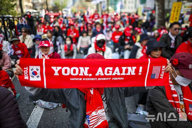 [서울=뉴시스] 정병혁 기자 = 4일 서울 종로구 안국역 인근에서 열린 윤석열 전 대통령 지지자들이 집회를 열고 피켓을 들고 있다. 2026.04.04. jhope@newsis.com