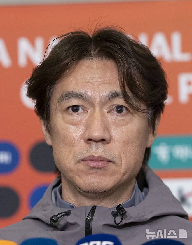 [인천공항=뉴시스] 김근수 기자 = 홍명보 대한민국 축구 국가대표팀 감독이 2일 인천국제공항 제2여객터미널에서 3월 유럽원정 평가전을 마치고 귀국 인터뷰를 하고 있다. 2026.04.02. ks@newsis.com
