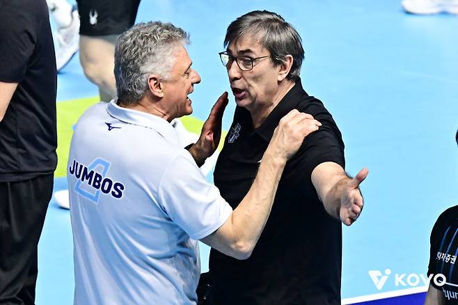 [서울=뉴시스]비디오판독에 항의하는 현대캐피탈 블랑 감독(오른쪽). (사진=KOVO 제공)