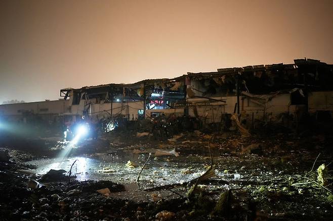 [페타티크바=AP/뉴시스] 2일(현지 시간) 이스라엘 페타티크바에서 이스라엘 보안군과 구조대가 이란의 미사일 공격을 받은 현장을 점검하고 있다. 2026.04.03.