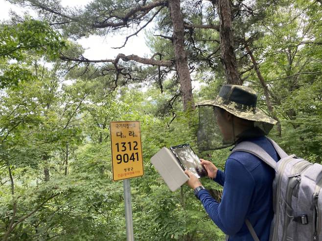 봄철 산악 안전사고나 산불 발생시 신속한 대처를 위해 등산객들은 산행 전 등산로 입구·주요지점 도로명주소 기초번호판과 국가지점번호판 미리 확인, 긴급상황 시 이를 활용해 신고할 수 있다. 전라남도 제공