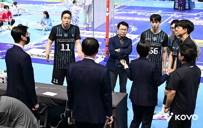 판정에 항의하는 현대캐피탈 선수단. 한국배구연맹