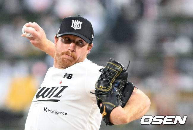 [OSEN=수원, 조은정 기자] 3일 경기도 수원 KT위즈파크에서 2026 신한 SOL KBO리그 KT 위즈와 삼성 라이온즈의 경기가 열렸다. 1회초 KT 사우어가 역투하고 있다. 2026.04.03 /cej@osen.co.kr