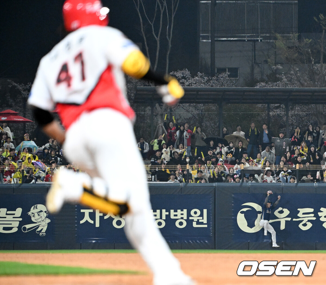 [OSEN=광주, 이대선 기자] 3일 광주-기아 챔피언스필드에서 2026 신한 SOL KBO리그 KIA 타이거즈와 NC 다이노스의 경기가 열렸다.이날 KIA는 제임스 네일, NC는 구창모를 선발로 내세웠다.6회말 2사에서 NC 한석현이 KIA 나성범의 타구를 잡고 있다. 2026.04.03 /sunday@osen.co.kr