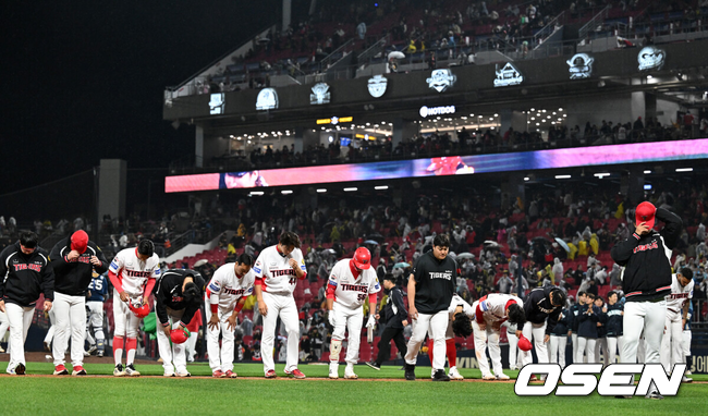 [OSEN=광주, 이대선 기자] NC 다이노스가 파죽의 4연승을 달렸다.NC는 3일 광주-기아 챔피언스필드에서 열린 2026 프로야구 KIA 타이거즈와의 경기를 5-2로 잡았다. 선발 구창모가 6이닝 무실점 역투를 펼쳤고 베테랑 박민우가 제임스 네일을 공략하는 등 3타점을 올리며 승리를 이끌었다. 4연승이자 시즌 5승1패를 기록했다. KIA는 3연패에 빠져 1승5패 최하위로 떨어졌다.경기 종료 후 KIA 선수들이 관중석을 향해 인사를 하고 있다. 2026.04.03 /sunday@osen.co.kr