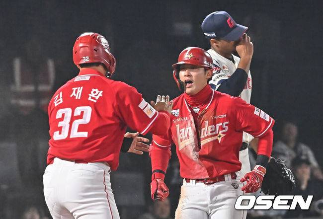 [OSEN=부산, 이석우 기자] 3일 부산 사직야구장에서 2026 신한 SOL KBO 리그 롯데 자이언츠와 SSG 랜더스의 경기가 열렸다. 홈팀 롯데는 로드리게스가, 방문팀 SSG는 화이트가 선발 출전했다.SSG 랜더스 최지훈이 3회초 2사 3루 중견수 그라운드 홈런을 치고 득점하고 있다. 2026.04.03 / foto0307@osen.co.kr