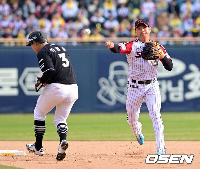 [OSEN=잠실, 지형준 기자] 29일 서울 잠실야구장에서 2026 신한 SOL KBO리그 LG 트윈스와 KT 위즈의 경기가 열렸다. 이날 LG는 임찬규, KT는 소형준을 선발로 내세웠다. 7회초 1사 1루에서 LG 오지환이 KT 김현수의 2루 땅볼에 최원준을 포스아웃시키고 1루로 송구하고 있다. 2026.03.29&nbsp;/ jpnews@osen.co.kr