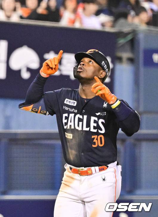 [OSEN=잠실, 박준형 기자] 3일 오후 서울 잠실구장에서 ‘2026 신한은행 SOL Bank KBO리그’ 두산 베어스와 한화 이글스의 경기가 진행됐다.이날 두산은 플렉센을, 한화는 에르난데스를 선발투수로 내세웠다.  4회초 1사 1루 한화 페라자가 2점 홈런을 날리고 베이스를 돌고 있다.  2026.04.02 / soul1014@osen.co.kr