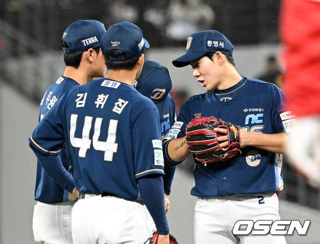 고개 숙인 '막내'에게 힘 불어넣는 선배들