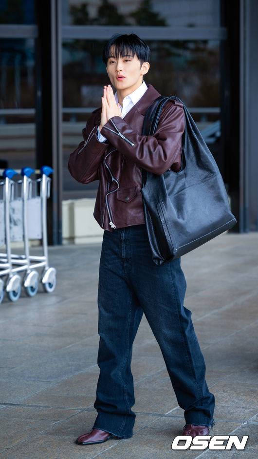 [OSEN=김포공항, 민경훈 기자] NCT 마크가 31일 김포국제공항을 통해 해외 일정 참석차 중국 상하이로 출국했다.NCT 마크는 FW26 상하이 패션위크 패션쇼에 참석한다.NCT 마크가 출국장으로 향하며 포즈를 취하고 있다. 2026.03.31 /rumi@osen.co.kr