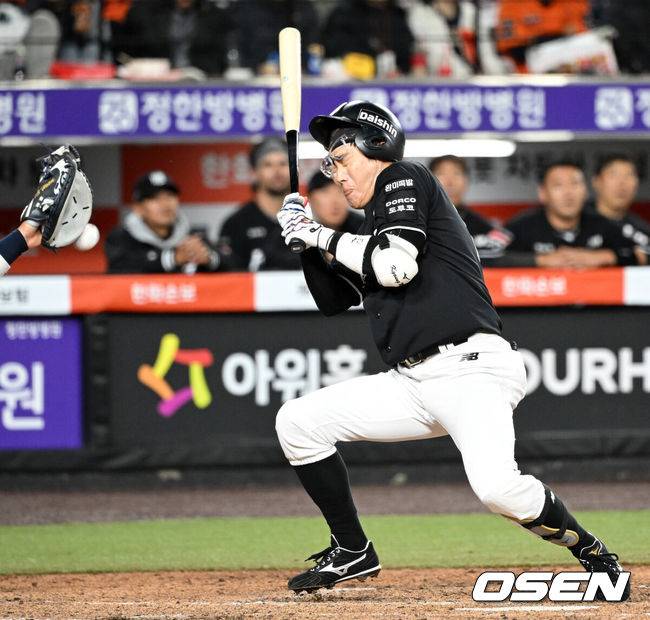 [OSEN=대전, 이대선 기자] 프로야구 KT 위즈가 한화 이글스를 꺾고 개막 3연승을 질주했다.이강철 감독이 이끄는 KT는 31일 대전 한화생명 볼파크에서 열린 2026 신한 SOL KBO리그 한화와의 원정경기에서 9-4로 승리했다. 이날 승리로 KT가 개막 3연승을 질주하며 1위 자리를 지켰고, 한화는 2승1패를 마크하게 됐다.5회초 1사 1,2루에서 KT 허경민이 한화 엄상백 투구에 머리를 맞고 있다.  2026.03.31 /sunday@osen.co.kr