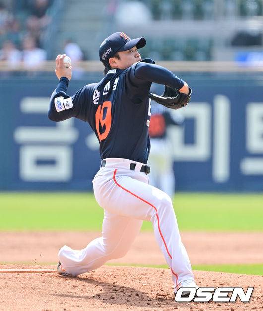 [OSEN=잠실, 박준형 기자] 4일 오후 서울 잠실구장에서 ‘2026 신한은행 SOL Bank KBO리그’ 두산 베어스와 한화 이글스의 경기가 진행됐다.이날 두산은 곽빈을, 한화는 왕옌청이 선발투수로 내세웠다.  1회말 한화 선발투수 왕옌청이 역투하고 있다.     2026.04.04 / soul1014@osen.co.kr