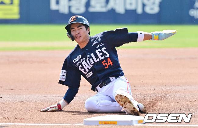 [OSEN=잠실, 박준형 기자] 4일 오후 서울 잠실구장에서 ‘2026 신한은행 SOL Bank KBO리그’ 두산 베어스와 한화 이글스의 경기가 진행됐다.이날 두산은 곽빈을, 한화는 왕옌청이 선발투수로 내세웠다.  1회초 무사 1루 한화 페라자의 안타때 1루 주자 오재원이 3루로 질주하고 있다.     2026.04.04 / soul1014@osen.co.kr