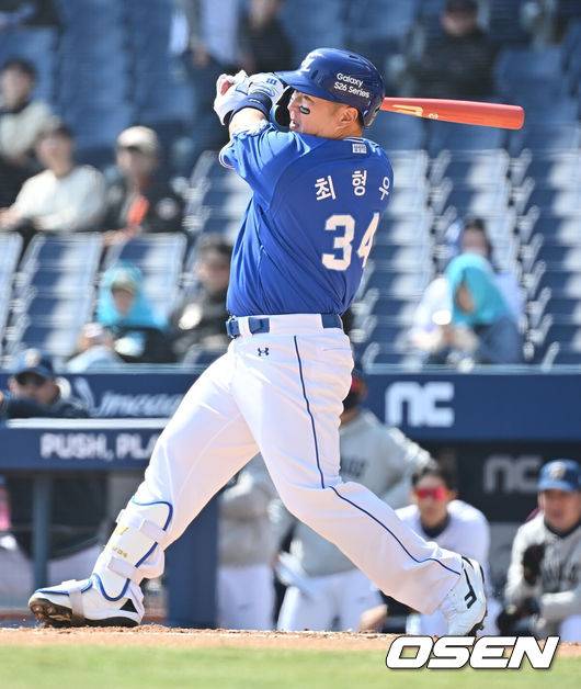 [OSEN=창원, 이석우 기자] 19일 창원NC파크에서 2026 신한 SOL KBO 리그 시범경기 NC 다이노스와 삼성 라이온즈의 경기가 열렸다. 홈팀 NC는 토다가, 방문팀 삼성은 이승현이 선발 출전했다. 삼성 라이온즈 최형우가 힘찬 타격을 하고 있다. 2026.03.19 / foto0307@osen.co.kr