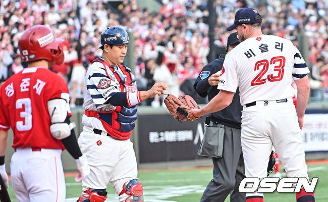 [OSEN=부산, 이석우 기자] 4일 부산 사직야구장에서 2026 신한 SOL KBO 리그 롯데 자이언츠와 SSG 랜더스의 경기가 열렸다. 홈팀 롯데는 비슬리가, 방문팀 SSG는 김건우가 선발 출전했다.롯데 자이언츠 선발 투수 비슬리와 유강남이 1회초 4실점하고 어두운 표정을 짓고 있다. 2026.04.04 / foto0307@osen.co.kr