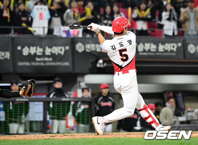 [OSEN=광주, 이대선 기자] 4일 광주-기아 챔피언스필드에서 2026 신한 SOL KBO리그 KIA 타이거즈와 NC 다이노스의 경기가 열렸다.이날 KIA는 이의리, NC는 커티스 테일러를 선발로 내세웠다.5회말 2사 1,3루에서 KIA 김도영이 삼진으로 물러나고 있다. 2026.04.04 /sunday@osen.co.kr