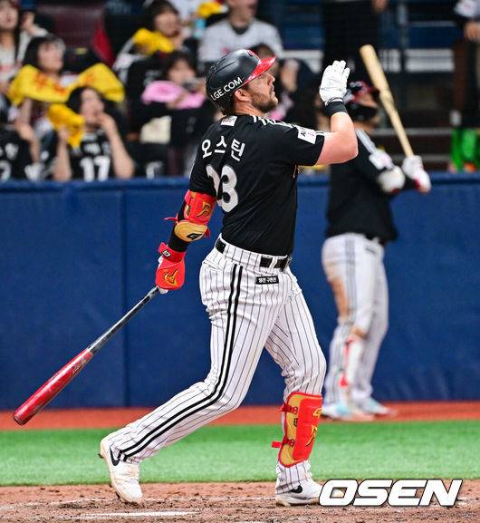 [OSEN=고척, 박준형 기자] 4일 오후 서울 고척스카이돔에서 ‘2026 신한은행 SOL Bank KBO리그’ 키움 히어로즈와 LG 트윈스의 경기가 진행됐다.이날 키움은 하영민을, LG는 임찬규를 선발투수로 내세웠다.  9회초 LG 선두타자 오스틴이 솔로홈런을 날리고 있다.   2026.04.04 / soul1014@osen.co.kr