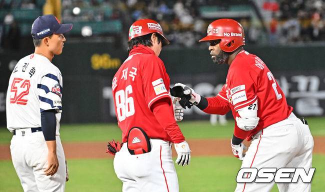 [OSEN=부산, 이석우 기자] 4일 부산 사직야구장에서 2026 신한 SOL KBO 리그 롯데 자이언츠와 SSG 랜더스의 경기가 열렸다. 홈팀 롯데는 비슬리가, 방문팀 SSG는 김건우가 선발 출전했다.SSG 랜더스 에레디아가 7회초 2사 3루 좌익수 왼쪽 1타점 안타를 치고 하이파이브를 하고 있다. 2026.04.04 / foto0307@osen.co.kr