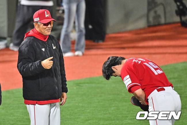 [OSEN=부산, 이석우 기자] 4일 부산 사직야구장에서 2026 신한 SOL KBO 리그 롯데 자이언츠와 SSG 랜더스의 경기가 열렸다. 홈팀 롯데는 비슬리가, 방문팀 SSG는 김건우가 선발 출전했다.SSG 랜더스 이숭용 감독이 롯데 자이언츠에 7-6으로 역전승하고 조병현의 폴더인사를 받고 있다. 2026.04.04 / foto0307@osen.co.kr
