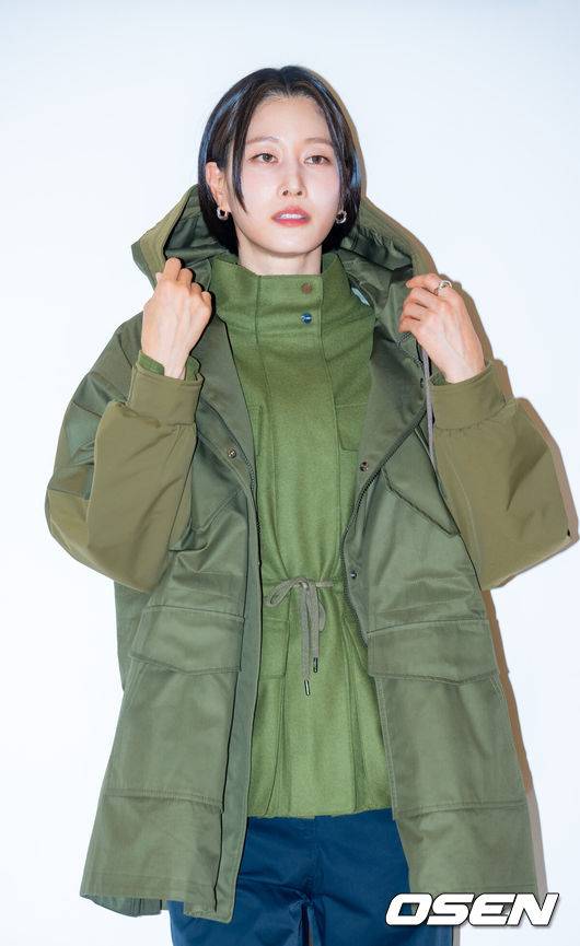 [OSEN=민경훈 기자]  25일 오후 서울 중구 퇴계로 신세계백화점 본점에서 에르노 25FW 컬렉션 오픈 이벤트 포토콜 행사가 진행됐다.이날 행사에는 배우 공명, 노상현, 안소희, 임지연, 모델 겸 방송인 이현이가 참석했다.모델 이현이가 입장하며 포즈를 취하고 있다. 2025.10.25 / rumi@osen.co.kr