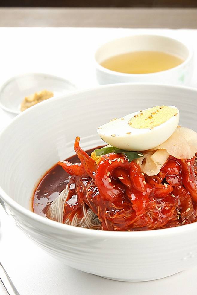 물냉면보다 당 함량이 높은 비빔냉면, 여기에 음료까지 더해지면 혈당 부담은 빠르게 커질 수 있다. 게티이미지