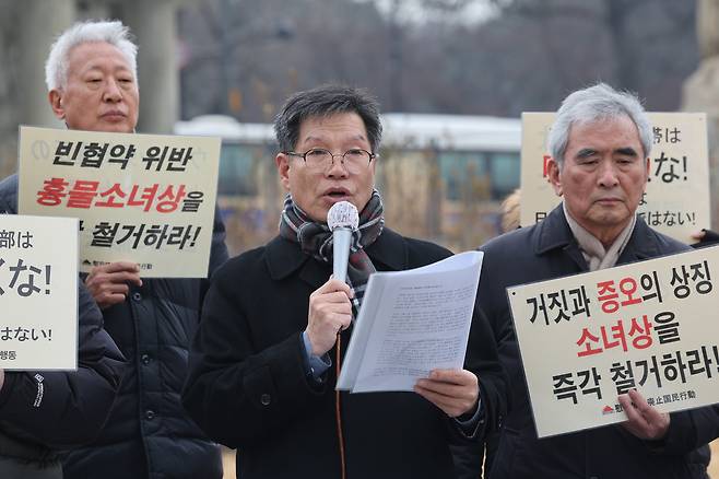 일본군 ‘위안부’&nbsp;피해자를 모욕한 혐의를 받는 김병헌 위안부법폐지운동본부 대표가 지난 2월4일 청와대 인근에서 자신을 비판한 이재명 대통령에게 사과를 요구하는 기자회견을 하고 있다. 이 대통령은 이 단체의 활동에 대해 “얼빠진 사자명예훼손”, “짐승은 사람으로 만들든지 격리해야 한다”고 강하게 비판한 바 있다. 오른쪽부터 이영훈 전 서울대 교수, 김 대표, 류석춘 전 연세대 교수.&nbsp; 연합뉴스