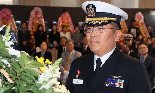 해군 잠수함 ‘나대용함’ 함장 백민수 중령이 2일 서울 용산 전쟁기념관에서 열린 ‘4월의 호국 인물’ 나대용 장군 선양 행사에서 고인의 초상화&nbsp;앞에 헌화하고 있다. 전쟁기념사업회 제공