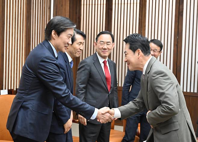 조국혁신당 조국 대표(사진 왼쪽)와 국민의힘 장동혁 대표가 지난 2일 이재명 대통령 추가경정예산안 시정연설 사전 환담장인 국회의장 접견실에서 인사하고 있다. 연합뉴스