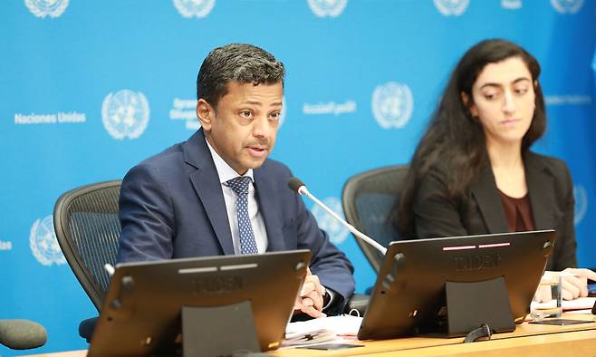 유엔 주재 바레인 대표부 자말&nbsp;알로와이에이 대사(왼쪽)가 지난 1일 미국 뉴욕 유엔 본부에서 기자회견을 하고 있다. 바레인은 4월 안보리 순회 의장국이다. 신화연합뉴스