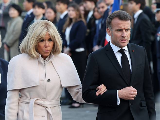 국빈으로 방한한 에마뉘엘 마크롱 프랑스 대통령 내외가 2일 오후 서울 용산구 전쟁기념관 프랑스 유엔참전비 헌화를 위해 이동하고 있다. 뉴시스