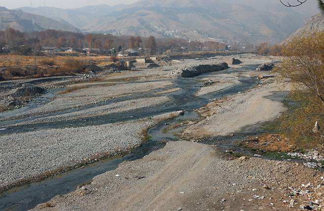 지난해 11월 이란 테헤란 북부 라바산 지역의 강이 말라 있다. 이란은 만성적인 물 부족에 시달리고 있는데 전문가들은 지하드 나스르가 수행한 수자원 개발 사업을 주요 원인으로 꼽고 있다. EPA연합뉴스
