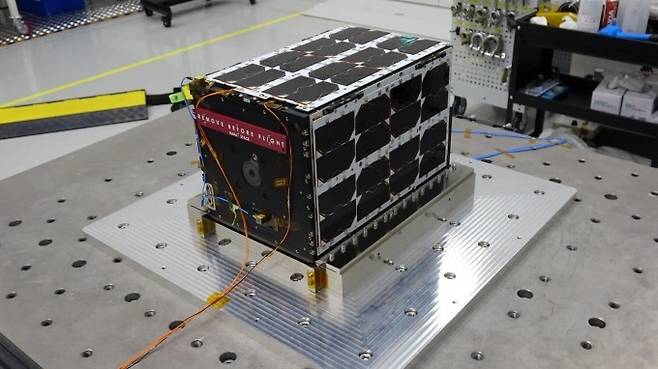 나라스페이스의 K-RadCube 비행 모델