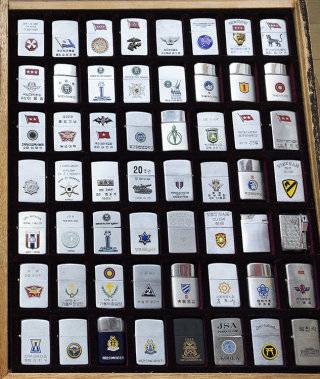 부대 마크를 부착해 제작한 지포 라이터. 과거 군복무 기념으로 주던 기념품 중 하나로 신 작가가 수집한 것이다. 조영철 기자