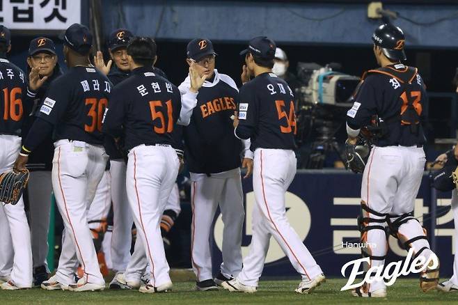 한화 선수단이 3일 잠실구장서 열린 두산과 원정경기서 11-6으로 승리한 뒤 세리머니를 하고 있다. 한화는 팀 승리에도 불펜 안정화라는 숙제를 확인했다. 사진제공｜한화 이글스