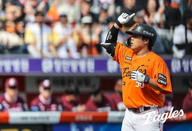 한화 강백호가 지난 3월29일 대전 키움전에서 시즌 첫 홈런을 친 뒤 세리머니 하고 있다. 한화 이글스 제공