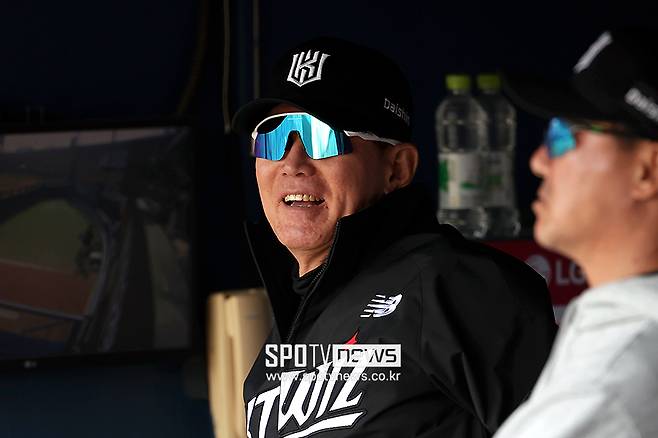 ▲ 올 시즌 FA 영입에 힘써준 나도현 단장 및 프런트에 감사함을 드러낸 이강철 KT 감독 ⓒ곽혜미 기자