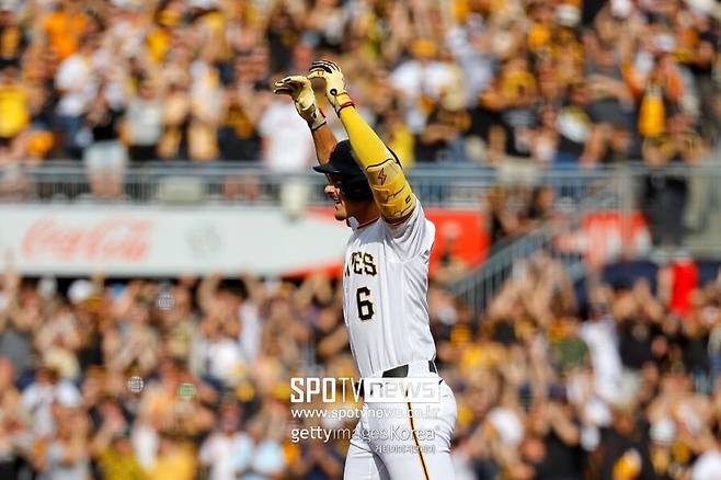 ▲ 메이저리그 데뷔 첫 안타를 터뜨린 후 기뻐하고 있는 코너 그리핀