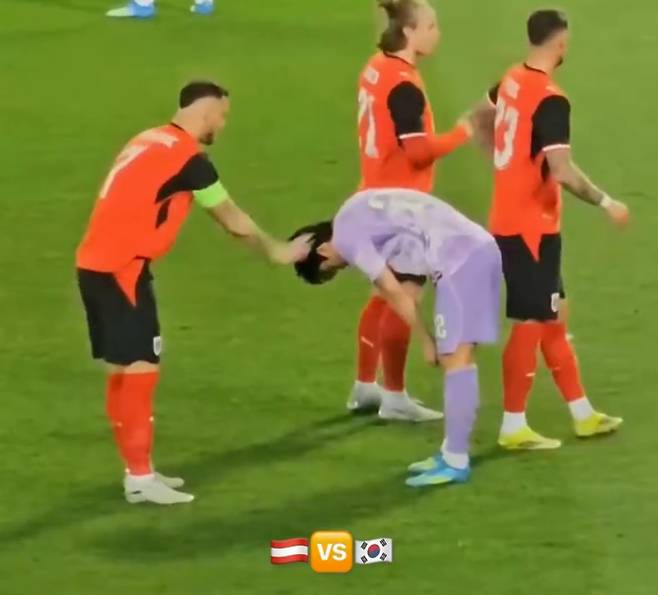 지난 1일 오스트리아 빈에서 열린 한국과 오스트리아의 A매치 평가전 도중 상대 선수에게 뒤통수를 가격당하고 있는 설영우. /사진=츠르베나 즈베즈다 SNS 캡처