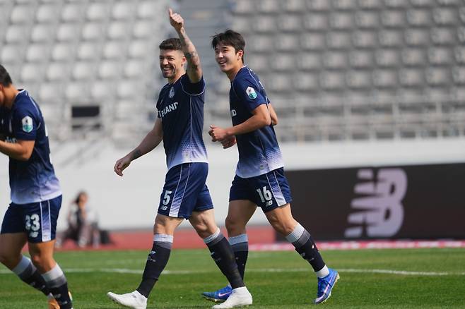 오스마르(가운데). /사진=서울이랜드 제공