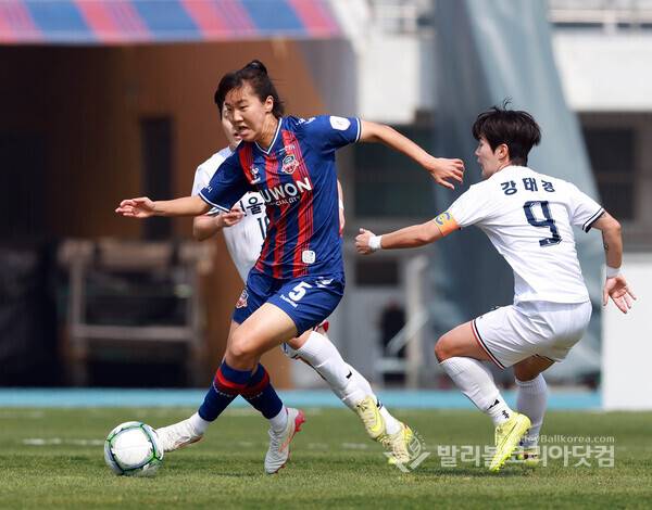 수원FC위민 이수인의 드리볼 공격.2026.04.04.