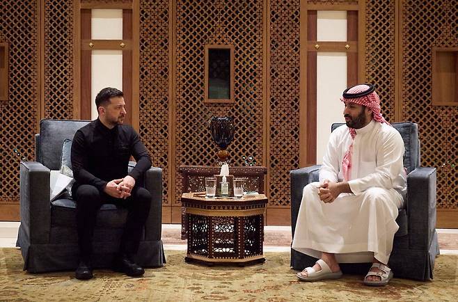 중동 순방에 나선 볼로디미르 젤렌스키 우크라이나 대통령(왼쪽)이 3월 26일(현지 시간) 무함마드 빈 살만 사우디아라비아 왕세자와 회담하고 있다. 젤렌스키 대통령 X(옛 트위터) 캡처