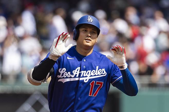 LA 다저스 이도류 슈퍼스타 오타니 쇼헤이가 4일 미국 워싱턴 D.C. 내셔널스 파크에서 열린 2026 메이저리그 워싱턴 내셔널스와 원정 경기에 1번 지명타자로 선발 출전해 시즌 첫 홈런을 쏘아 올렸다. 오타니는 이날 경기 전까지 1할대 타율로 추락과 동시에 장타와 타점이 나오지 않아 우려를 자아냈다. 하지만 오타니는 마수걸이포를 때린 뒤 하늘에 두 손으로 기도하는 제스처까지 취하면서 타격 부진 탈출을 예고했다. 연합뉴스