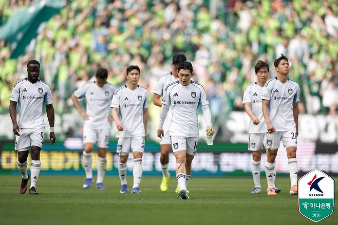통산 100번째 '현대가 더비'의 주인공은 전북현대 공격수 이승우였다. 전북은 이승우의 환상 드리블 돌파에 이은 득점으로 라이벌 울산HD를 제압하고 리그 선두권 경쟁에 불을 지폈다. 정정용 감독이 이끄는 전북은 4일 전주월드컵경기장에서 열린 하나은행 K리그1 2026 6라운드 홈 경기에서 울산을 2-0으로 제압했다. 이로써 전북은 3연승과 함께 승점 11(3승2무1패)을 기록, 선두 FC서울(승점 12)을 승점 1점 차로 바짝 추격했다. 반면 울산은 개막 무패 행진이 끊기며 승점 10(3승1무1패)에 머물렀다. 한국프로축구연맹