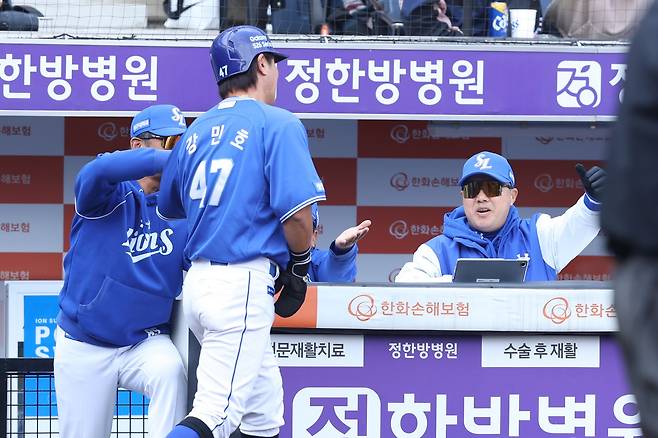 박진만(오른쪽) 감독이 이끄는 삼성 라이온즈가 4일 수원 KT위즈파크에서 열린 2026 신한 SOL KBO리그 KT와의 팀 간 2차전에서 8-6으로 승리, 4연승을 질주했다. 사진 삼성 라이온즈