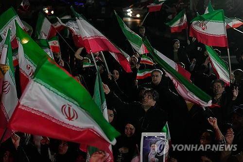 이란 국기 흔드는 친정부 시위대의 모습 [AP 연합뉴스 자료사진. 재판매 및 DB 금지]