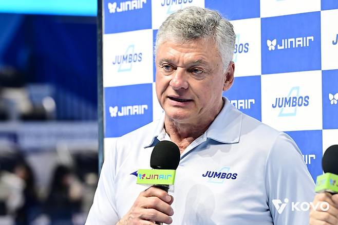 인터뷰하는 헤난 대한항공 감독 [한국배구연맹 제공. 재판매 및 DB 금지]