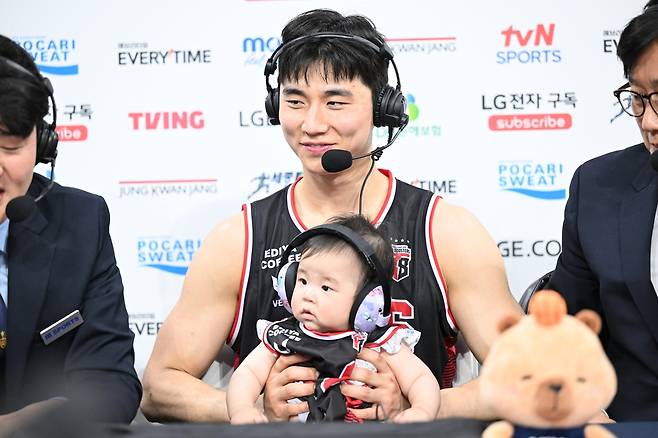 경기 후 딸 박채하 양과 함께 방송 인터뷰에 참여한 박지훈 [KBL 제공. 재판매 및 DB 금지]
