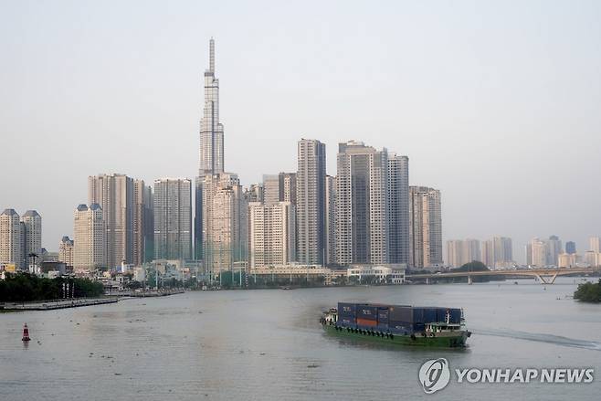 베트남 경제 중심지인 남부 호찌민시 앞바다를 오가는 컨테이너선의 모습. [AP 연합뉴스 자료사진. 재판매 및 DB 금지]