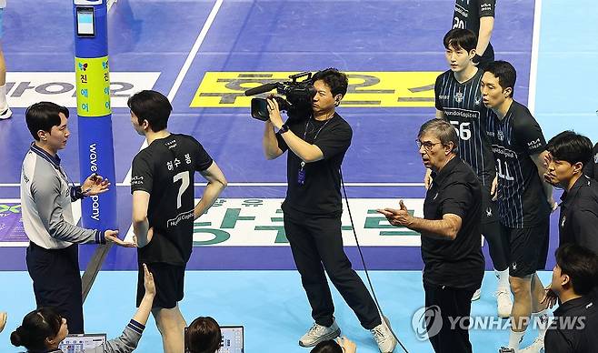 비디오 판독 항의하는 현대캐피탈 블랑 감독 (인천=연합뉴스) 임순석 기자 = 4일 인천 계양체육관에서 열린 프로배구 2025-2026 V리그 남자부 챔피언결정전 대한항공과 현대캐피탈 2차전 경기. 5세트 현대캐피탈 필립 블랑 감독이 비디오 판독과 관련해 심판진에게 항의하고 있다. 2026.4.4 soonseok02@yna.co.kr